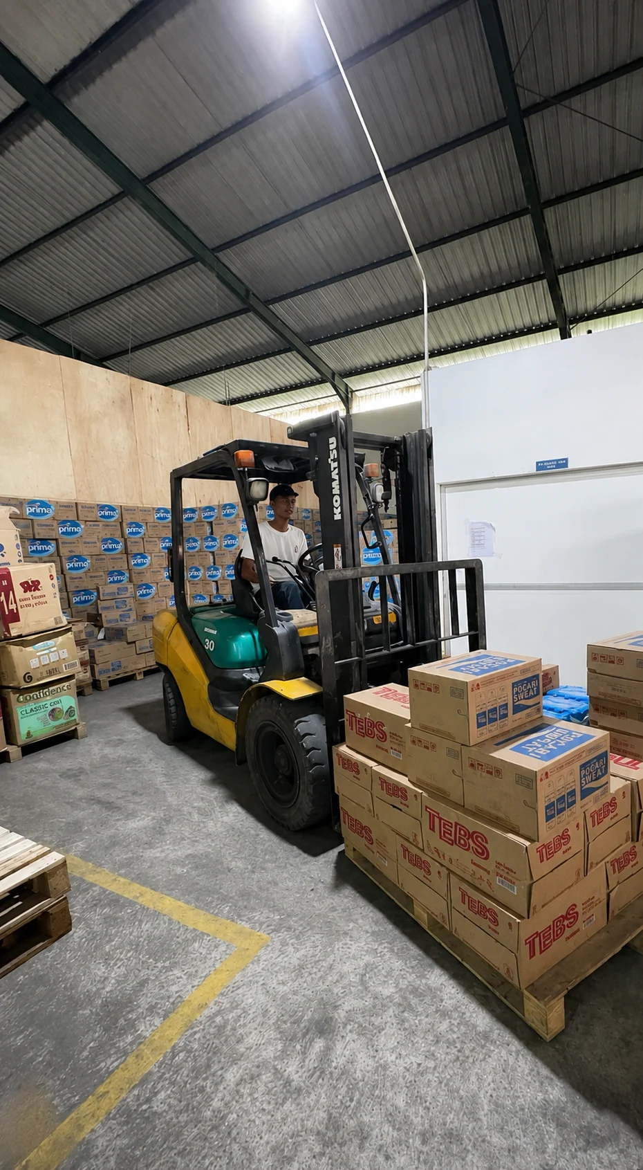SPK warehouse operator handling FMCG inventory using a forklift
